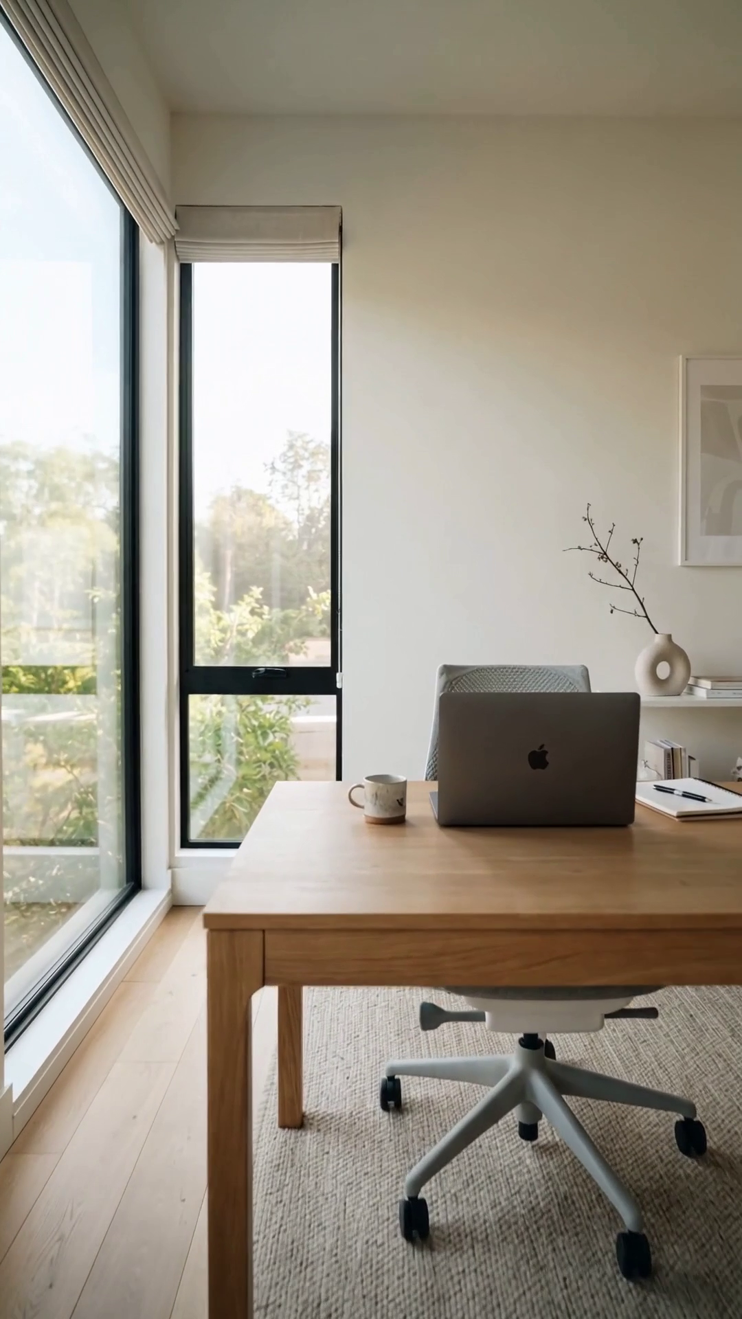 Quadro do vídeo final — a aproximação em POV, laptop fechado sobre a mesa (0-2s)